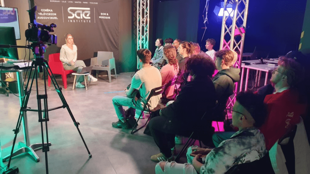 Étudiants qui assistent à une master class au sein du campus SAE Institute Lyon lors de la Journée Portes Ouvertes