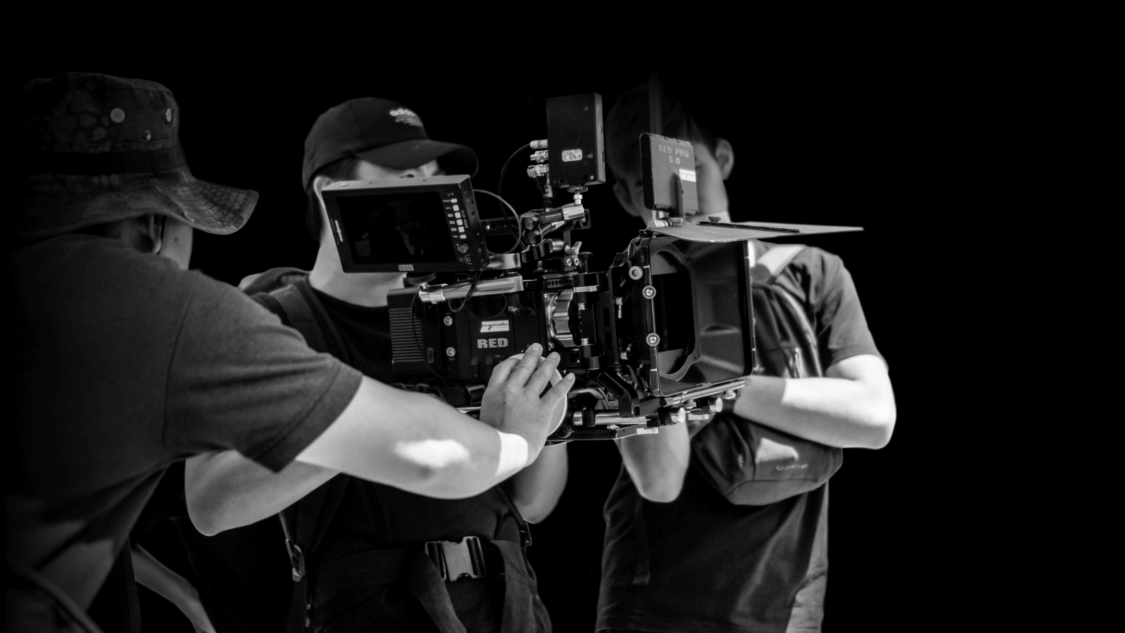 Des étudiants en formation Technicien Audiovisuel à la SAE Institute manipule une caméra.